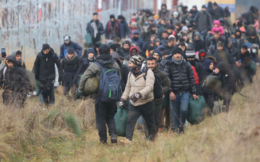Grupa migrantów na granicy białorusko-polskiej