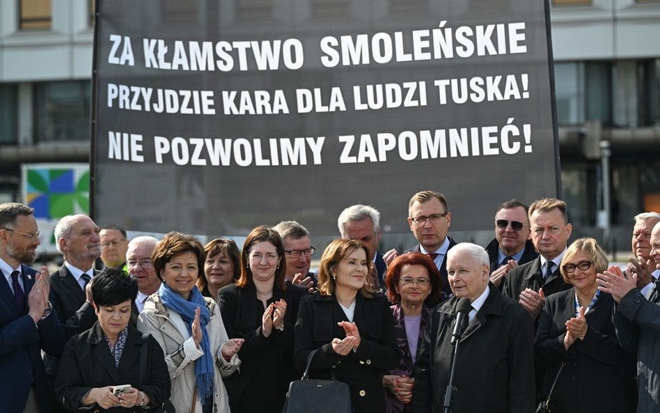Jarosław Kaczyński i inni politycy Prawa i Sprawiedliwości wzięli udział w obchodach miesięcznicy ka