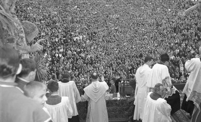 Główna uroczystość kościelnych obchodów tysiąclecia chrztu Polski, 3 maja 1966 r. Na zdjęciu: msza ś
