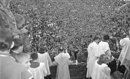 Główna uroczystość kościelnych obchodów tysiąclecia chrztu Polski, 3 maja 1966 r. Na zdjęciu: msza ś