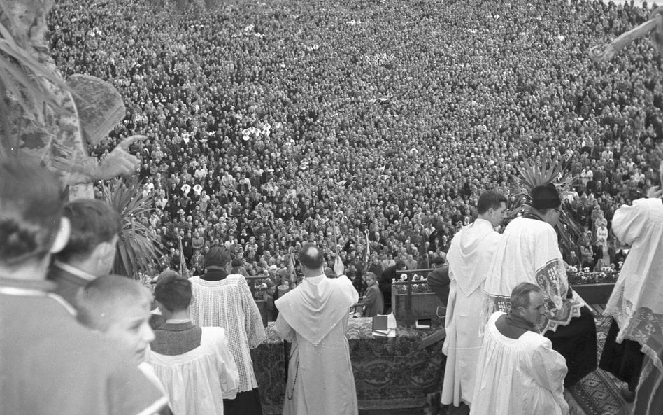 Główna uroczystość kościelnych obchodów tysiąclecia chrztu Polski, 3 maja 1966 r. Na zdjęciu: msza ś