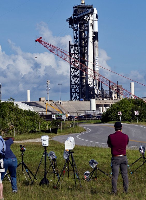 Rakieta Falcon 9 z kapsułą Dragon oczekuje na start misji Axiom-4