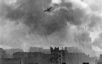 Bombowiec Ju-87 Stuka nad warszawskim Starym Miastem
