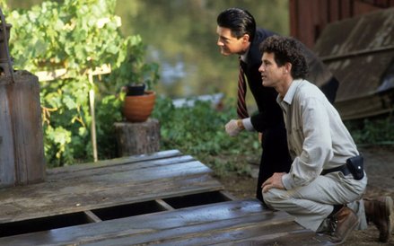 Kyle MacLachlan jako agent specjalny FBI Dale Cooper i Michael Ontkean jako szeryf Harry S. Truman