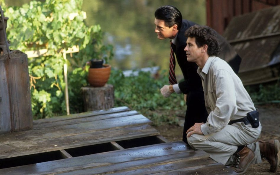 Kyle MacLachlan jako agent specjalny FBI Dale Cooper i Michael Ontkean jako szeryf Harry S. Truman