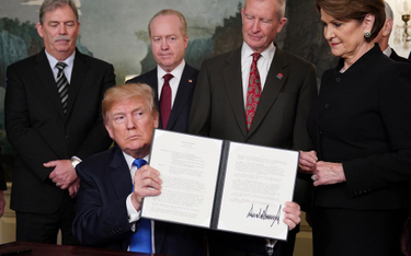 Donald Trump po podpisaniu memorandum nakładającego cła na Chiny