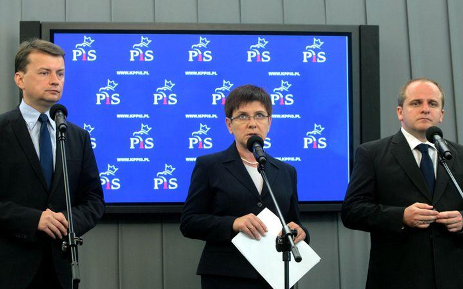 Posłowie PiS: Mariusz Błaszczak i Beata Szydło oraz eurodeputowany Paweł Kowal