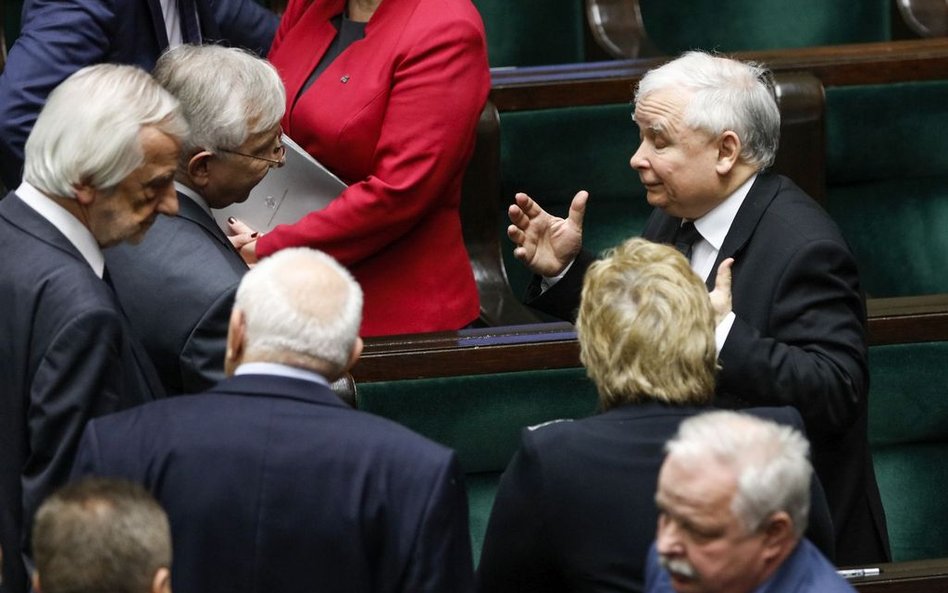 Sondaż: PiS z poparciem dwa razy większym niż KO