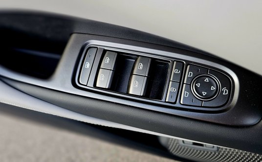 Bez eksperymentów - otwieranie szyb umieszczone jest klasycznie w drzwiach