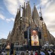 inauguracja mierzącej 172,5 metra Wieży Jezusa Chrystusa, która wieńczy bazylikę Sagrada Familia w B