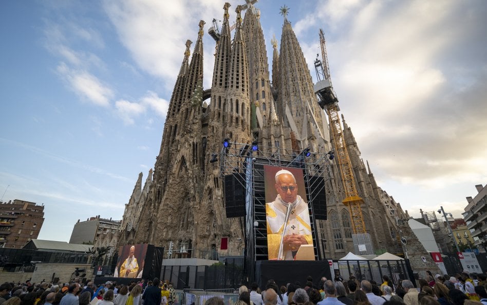 inauguracja mierzącej 172,5 metra Wieży Jezusa Chrystusa, która wieńczy bazylikę Sagrada Familia w B