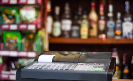 Małe sklepy zaczynają odczuwać, że klienci oszczędzają