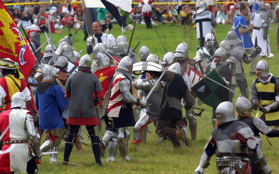 Inscenizacje bitwy przyciągają coraz więcej uczestników i widzów.