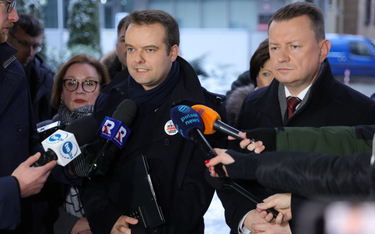 Rafał Bochenek i Mariusz Błaszczak na briefingu przed protestem