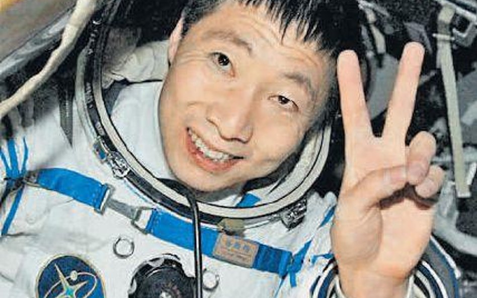 Yang Liwei, pierwszy chiński astronauta, 16 października 2003 roku witał Ziemię po 21 godzinach w pr