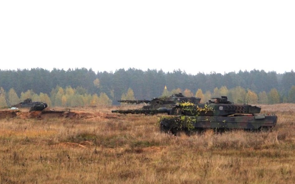 Natarcie czołgów w czasie ćwiczeń