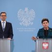 Premier Beata Szydło (P) oraz wicepremier, minister rozwoju i finansów Mateusz Morawiecki (L) podcza