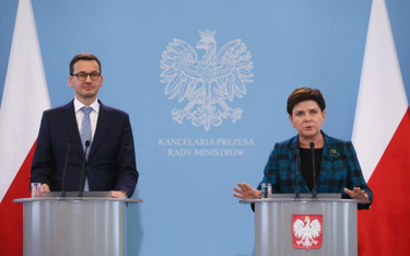 Premier Beata Szydło (P) oraz wicepremier, minister rozwoju i finansów Mateusz Morawiecki (L) podcza