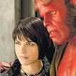 Hellboy (Ron Perlman) i jego obdarzona pirokinetycznymi zdolnościami dziewczyna Liz (Selma Blair) wa