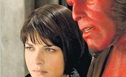 Hellboy (Ron Perlman) i jego obdarzona pirokinetycznymi zdolnościami dziewczyna Liz (Selma Blair) wa