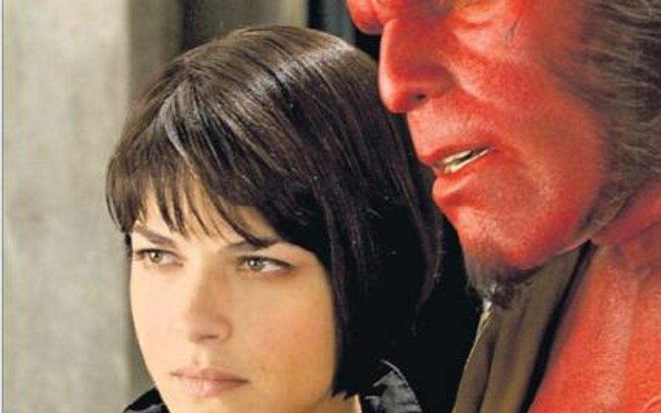 Hellboy (Ron Perlman) i jego obdarzona pirokinetycznymi zdolnościami dziewczyna Liz (Selma Blair) wa