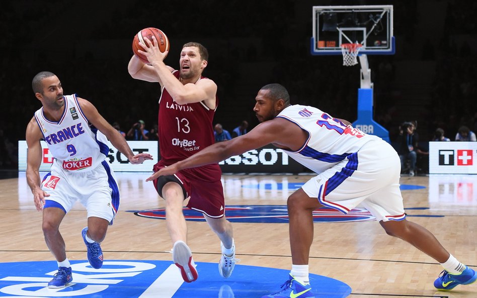 Z piłką Janis Strelnieks, bronią Francuzi: Tony Parker i Boris Diaw