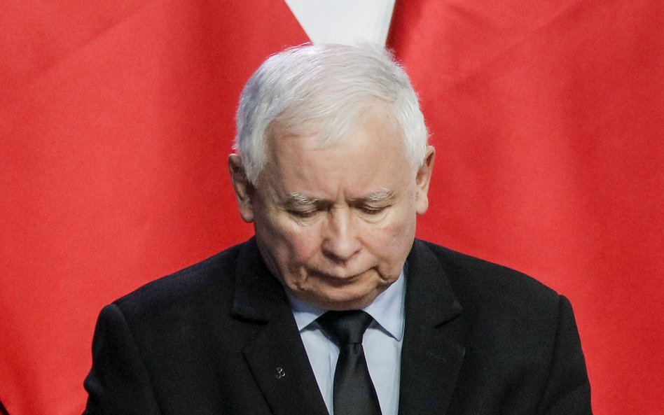 Prawo i Sprawiedliwość (na zdjęciu prezes partii Jarosław Kaczyński) miałoby w Sejmie o 27 mniej pos