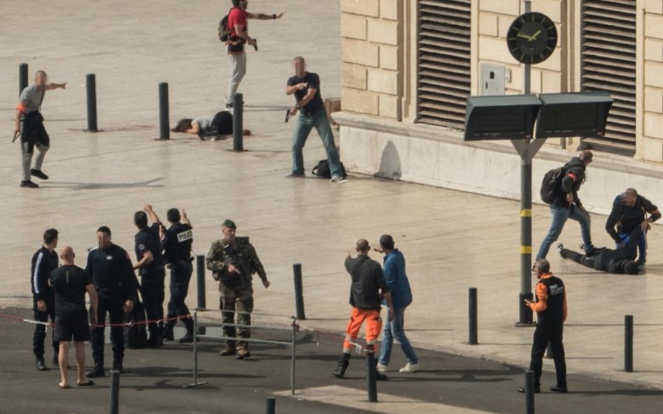 Zamach w Marsylii: Napastnik był znany policji. Kilka tożsamości