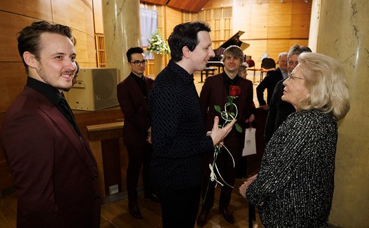 Elżbieta Penderecka z młodymi artystami na Wielkanocnym Festiowalu Beethovenwoski, 2025 r.