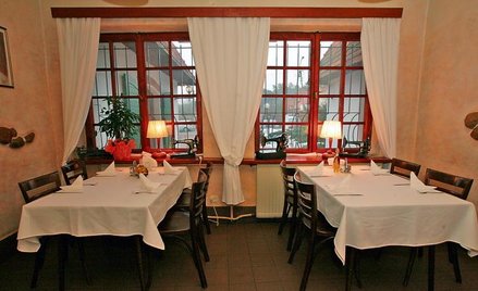 W wystroju dominuje mieszanka stylizacji na ciepłe siedlisko i odrobiny kiczu