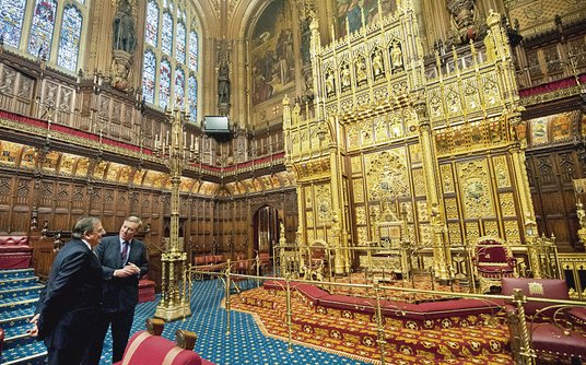 Tron królewski w sali posiedzeń Izby Lordów