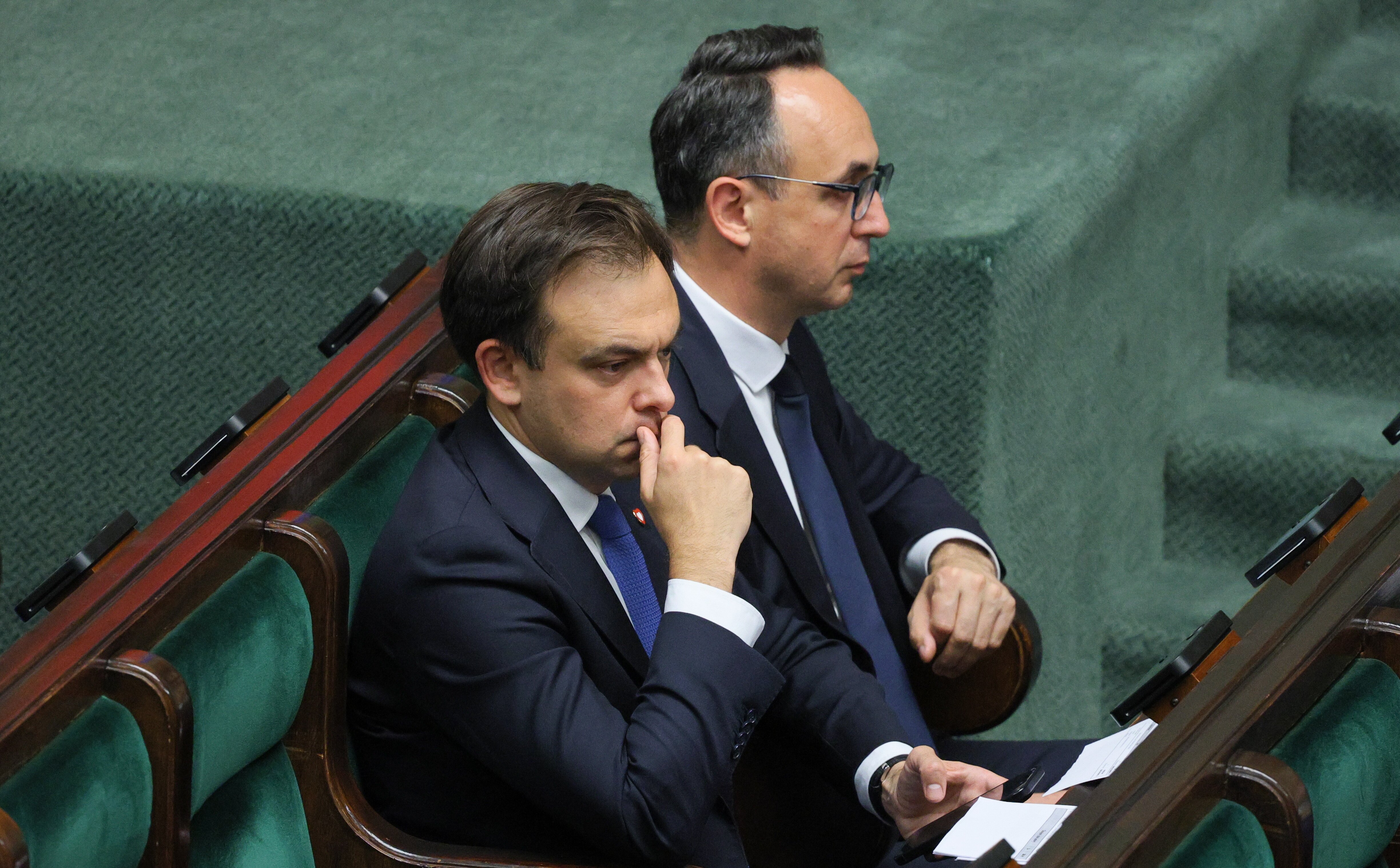 Wielkie poszukiwania pieniędzy do zasypania wielkiej dziury w budżecie