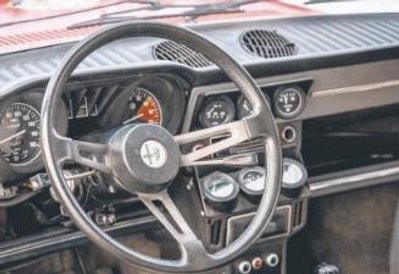 Kierowca i pasażer mają drugi silnik za sobą, w miejscu tylnej kanapy. Musi być tam głośno.