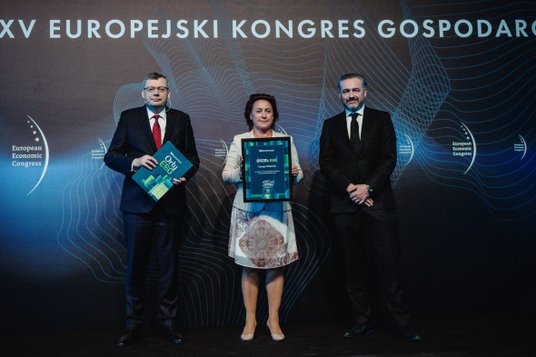 Nagrodę dla Orange Polska odebrała wiceprezeska Bożena Leśniewska. Z prawej Maciej Maciejowski, prez