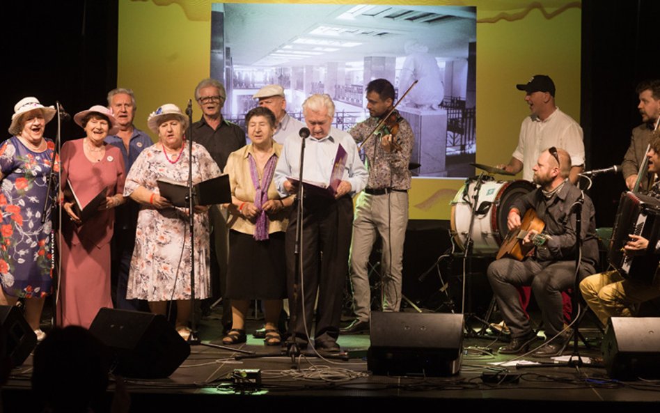 Przed miłośnikami muzyki wystąpi zespół akustyczny Czessband wraz z grupą praskich seniorów Cała Pra