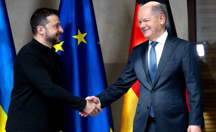 Kanclerz Niemiec Olaf Scholz i prezydent Ukrainy Wołodymyr Zełenski podczas Monachijskiej Konferencj