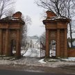 Brama wjazdowa a pośrodku - pałacyk, po prawej remiza strażacka.