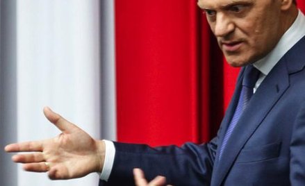 Premier Donald Tusk tłumaczył się po wybuchu afery, ale teraz unika spotkań z mediami