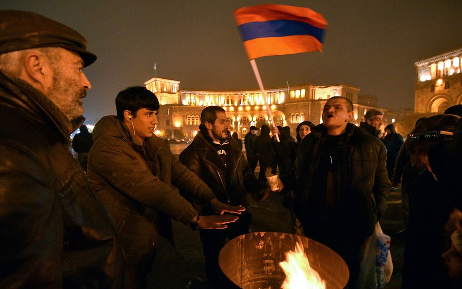 Demonstranci w Erywaniu tylko premiera winią za przegraną