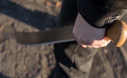 Lekarz zawieszony. Przystawił maczetę do głowy i kazał podpisać dokumenty