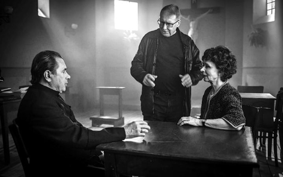 Ryszard Bugajski (w środku) z aktorami: Marią Mamoną (Julia Brystygier) i Januszem Gajosem (ksiądz C