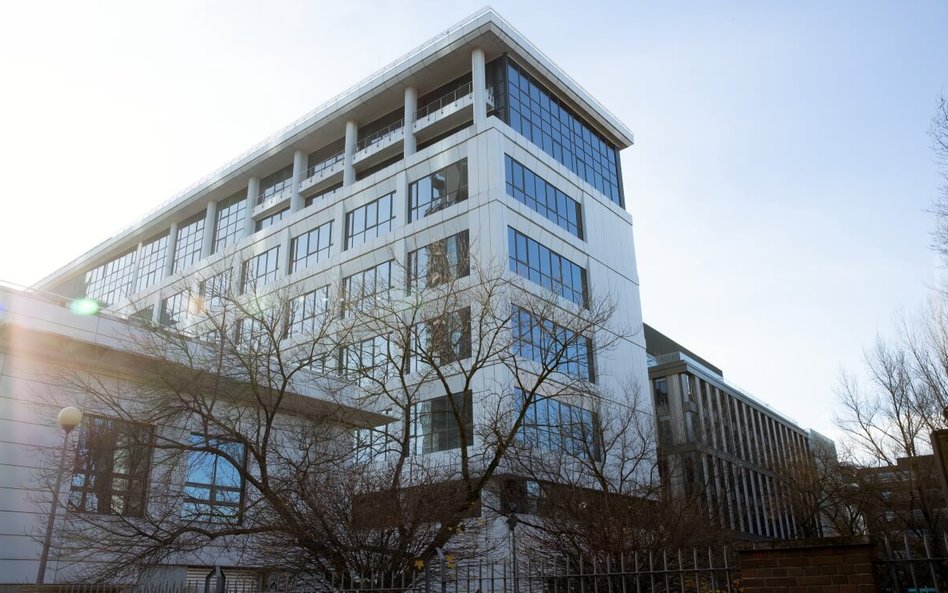 Alior Bank wystawił na sprzedaż biurowiec pod adresem Towarowa 25A, w bezpośrednim sąsiedztwie Ronda