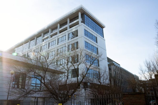 Obiekt przy Towarowej składa się z ośmiu kondygnacji naziemnych oraz podziemia