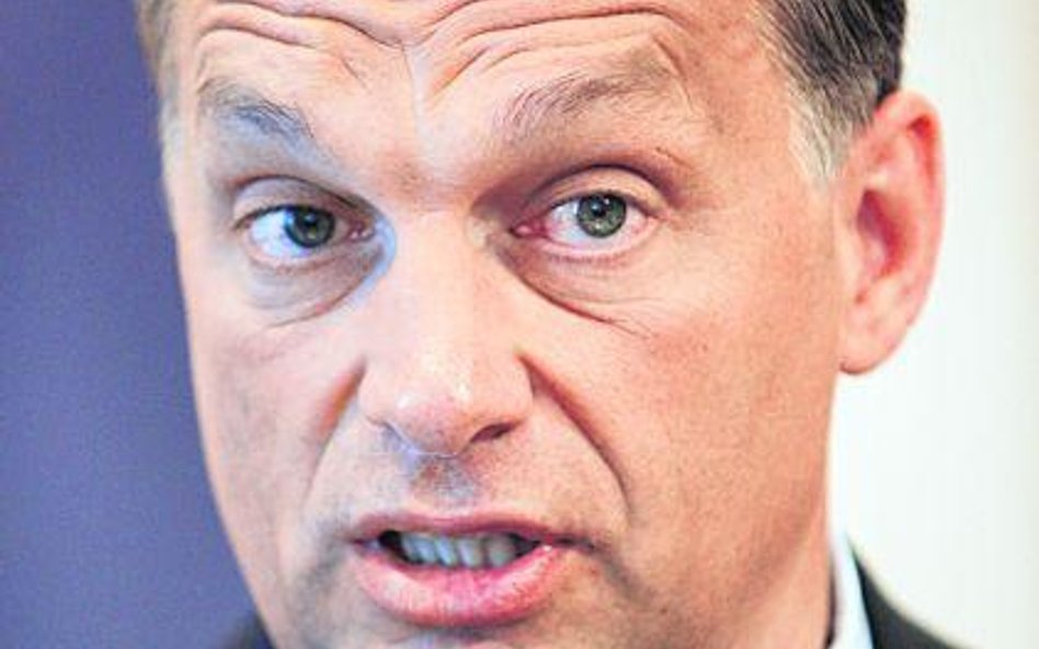 Victor Orban (u góry), przywódca Fideszu, może dążyć do odwołania szefa banku centralnego Andrasa Si