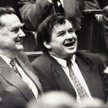 Jan Olszewski i Jarosław Kaczyński ramię w ramię w Sejmie, 1991 rok. Sześć lat później zdobyli manda