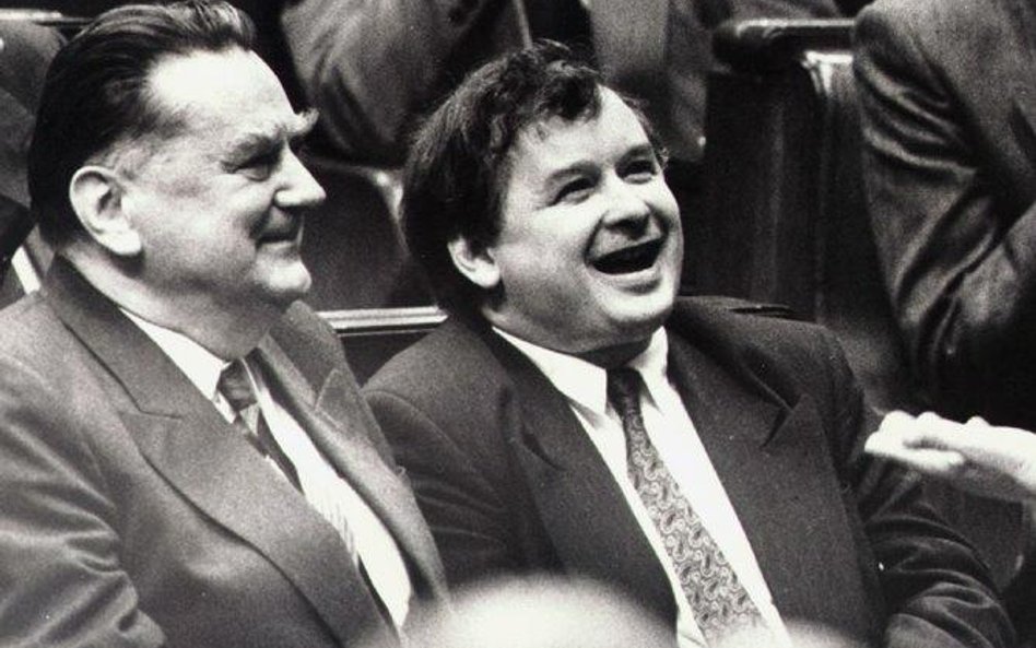 Jan Olszewski i Jarosław Kaczyński ramię w ramię w Sejmie, 1991 rok. Sześć lat później zdobyli manda