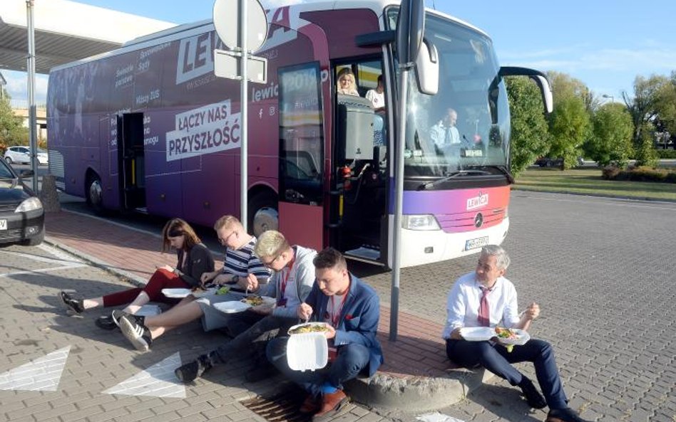 Kampania w terenie od kuchni. Robert Biedroń i jego sztab podczas podróży Lewicy po Polsce. Gniezno,