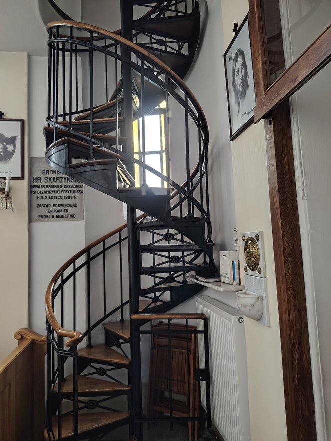 Obiekt przy Wilczej 7 to przykład XIX-wiecznej zabudowy i rozwiązań architektonicznych we wnętrzach 