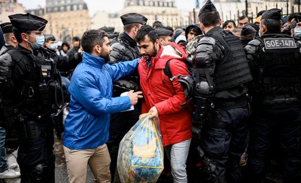 Paryż, 17 listopada. Policja nadzoruje akcję przenoszenia imigrantów z dzikiego obozowiska do tymcza