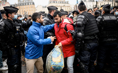 Paryż, 17 listopada. Policja nadzoruje akcję przenoszenia imigrantów z dzikiego obozowiska do tymcza